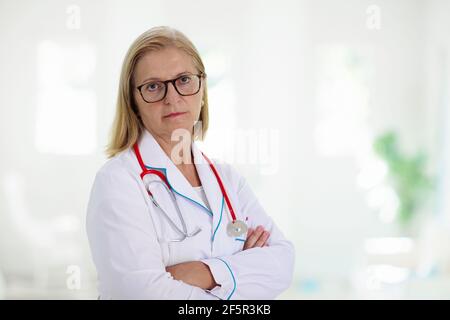 Erschöpft müde Arzt oder Krankenschwester. Virusausbruch. Coronavirus-Pandemie. Klinik- und Krankenhausmediziner arbeiten über Stunden. Überarbeiteter Profi. Stockfoto