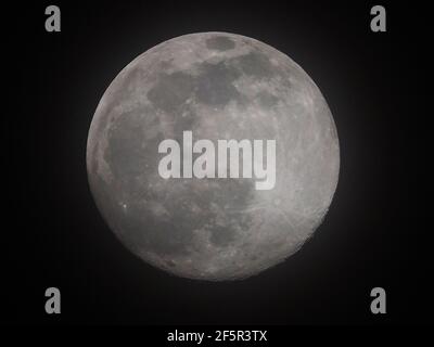 Sheerness, Kent, Großbritannien. März 2021, 27th. UK Wetter: Der nahe Vollmond am Abendhimmel über Sheerness, Kent. Kredit: James Bell/Alamy Live Nachrichten Stockfoto