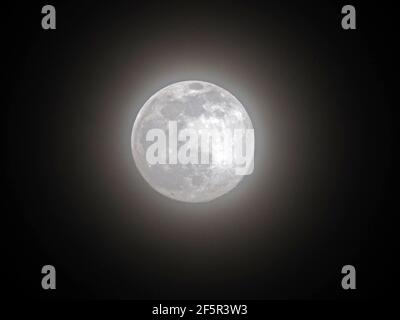 Sheerness, Kent, Großbritannien. März 2021, 27th. UK Wetter: Der nahe Vollmond am Abendhimmel über Sheerness, Kent. Kredit: James Bell/Alamy Live Nachrichten Stockfoto