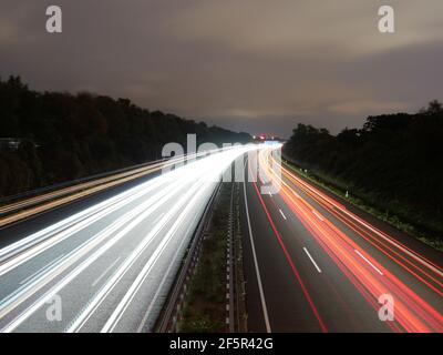 Straßen in der Nacht mit Langzeitbelichtung Stockfoto