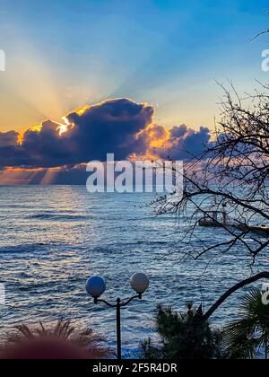 Sonnenuntergang in Sotschi über schwarzem Meer Stockfoto