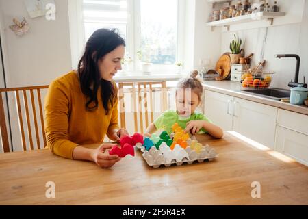 Kinder erziehen und für die Schule zu Hause vorbereiten Stockfoto