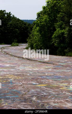 Graffiti Highway mit Spray Paint in Centralia, Pennsylvania, wo der Film Silent Hill seinen Sitz hatte Stockfoto