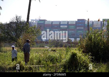 Suezkanal, Ägypten. März 2021, 27th. Das Foto vom 27. März 2021 zeigt das festsitzende Containerschiff, das jemals auf dem Suezkanal in Ägypten abgegeben wurde. Mindestens 321 Schiffe sind derzeit rund um den Suezkanal in Erwartung Bergung des riesigen Containerschiffes je gegeben, dass stecken geblieben und blockiert die lebenswichtige Wasserstraße seit Dienstag, Osama Rabie, Vorsitzender der Suezkanal Authority (SCA), sagte Samstag. Quelle: Ahmed Gomaa/Xinhua/Alamy Live News Stockfoto