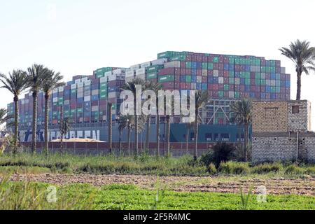 Suezkanal, Ägypten. März 2021, 27th. Das Foto vom 27. März 2021 zeigt das festsitzende Containerschiff, das jemals auf dem Suezkanal in Ägypten abgegeben wurde. Mindestens 321 Schiffe sind derzeit rund um den Suezkanal in Erwartung Bergung des riesigen Containerschiffes je gegeben, dass stecken geblieben und blockiert die lebenswichtige Wasserstraße seit Dienstag, Osama Rabie, Vorsitzender der Suezkanal Authority (SCA), sagte Samstag. Quelle: Ahmed Gomaa/Xinhua/Alamy Live News Stockfoto