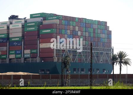 Suezkanal, Ägypten. März 2021, 27th. Das Foto vom 27. März 2021 zeigt das festsitzende Containerschiff, das jemals auf dem Suezkanal in Ägypten abgegeben wurde. Mindestens 321 Schiffe sind derzeit rund um den Suezkanal in Erwartung Bergung des riesigen Containerschiffes je gegeben, dass stecken geblieben und blockiert die lebenswichtige Wasserstraße seit Dienstag, Osama Rabie, Vorsitzender der Suezkanal Authority (SCA), sagte Samstag. Quelle: Ahmed Gomaa/Xinhua/Alamy Live News Stockfoto