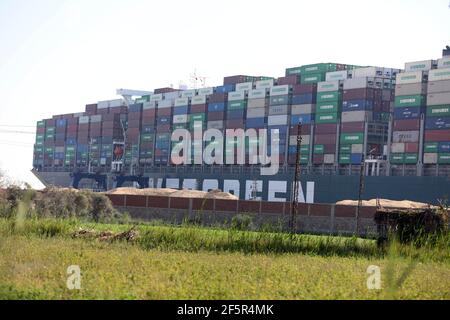 Suezkanal, Ägypten. März 2021, 27th. Das Foto vom 27. März 2021 zeigt das festsitzende Containerschiff, das jemals auf dem Suezkanal in Ägypten abgegeben wurde. Mindestens 321 Schiffe sind derzeit rund um den Suezkanal in Erwartung Bergung des riesigen Containerschiffes je gegeben, dass stecken geblieben und blockiert die lebenswichtige Wasserstraße seit Dienstag, Osama Rabie, Vorsitzender der Suezkanal Authority (SCA), sagte Samstag. Quelle: Ahmed Gomaa/Xinhua/Alamy Live News Stockfoto