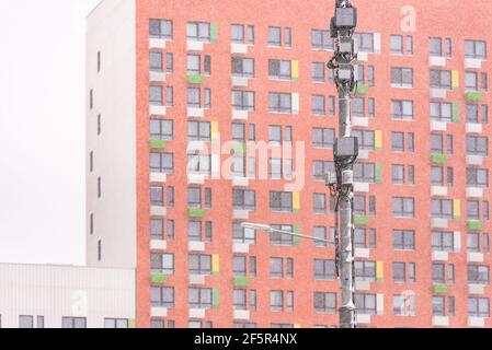 Ausrüstung des Mobilfunkanbieters. 3G und 4G Sender hängen hoch an einer Stange. Zellenturm in der Stadt. Stockfoto