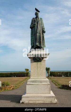 Eine Möwe auf der Statue des Duke of Devonshire auf den westlichen Rasenflächen gegenüber dem Grand Hotel, Eastbourne, East Sussex, Großbritannien Stockfoto