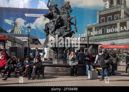 Moskau, Russland. März 2021, 27th. Denkmal-Brunnen "Georg der Sieger" am Ausgang der U-Bahn am Leningradski Bahnhof und Jaroslawski Bahnhof in Moskau Stockfoto