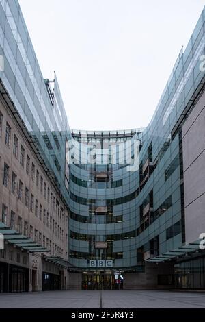 London UK Februar 2021 Vertikale Aufnahme des BBC-Bürogebäudes im Zentrum von London, davor leerer Bereich während der Zwangsabsperrung Stockfoto