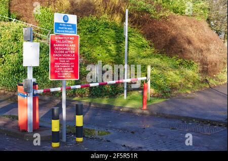 Automatische Zugangskontrolle für Barrieren Vorsicht bei Pollern und Schildern Stockfoto