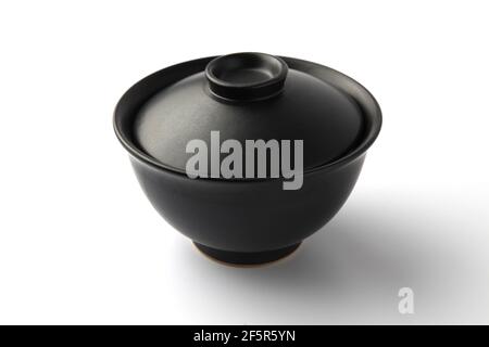 Donburi Reis Schüssel schwarz mit Essstäbchen isoliert auf weißem Hintergrund Stockfoto