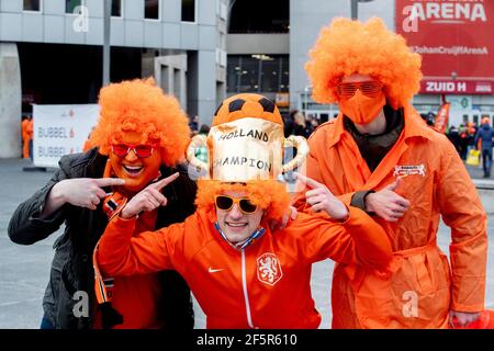 AMSTERDAM, NIEDERLANDE - MÄRZ 27: Fans werden vor der Johan Cruijff Arena vor der WM 2022 Qualifier Niederlande gegen Lettland am 27. März 2021 in Amsterdam, Niederlande, gesehen. 5000 Fans durften im Rahmen der Fieldlab-Experimente im Stadion sein, um zu erforschen, wie Veranstaltungen mit Publikum in Zeiten der Corona sicher organisiert werden können. (Foto von Niels Wenstedt/BSR Agency/Alamy Live News) Stockfoto