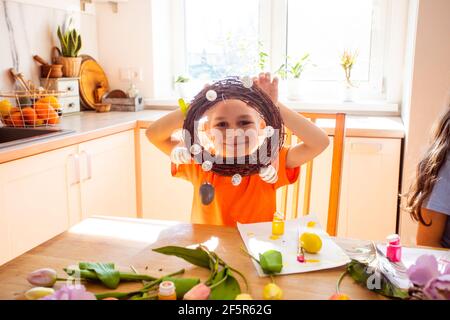 Kinder lieben Frühlingsferien und warten auf Ostern Stockfoto