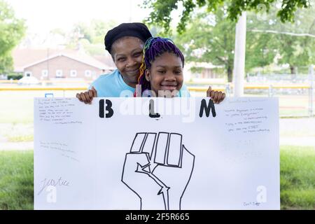 Afroamerikanische Mutter und Tochter bei BLM Black lebt Materie Protest im Stadtpark mit Plakat Stockfoto