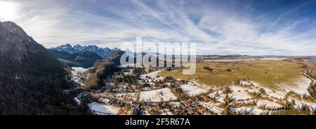 Luftpanorama-Drohne Aufnahme der alpinen Gebirgskette bei Neuschwanstein Schloss in Deutschland Winter Stockfoto