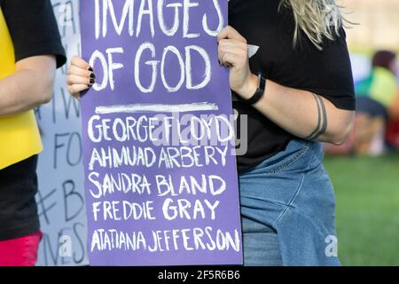 Spirituelles Plakat bei Black Lives Matter Protest mit Namen von Menschen, die gestorben sind Stockfoto