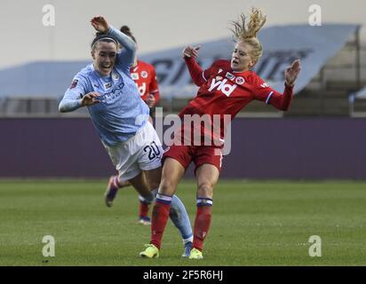 Manchester, Großbritannien. März 2021, 27th. Lucy Bronze (#20 Manchester City) (links) kollidiert mit Molly Bartrip (#5 Reading) (rechts) während des FA Women's Super League Spiels zwischen Manchester City und Reading im Academy Stadium, Manchester, Großbritannien. Kredit: SPP Sport Presse Foto. /Alamy Live Nachrichten Stockfoto