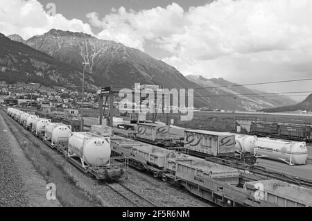 Den Bahnhof Samedan und hinter dem Flughafen Samedan im Oberengadin Stockfoto