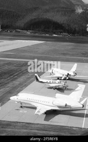 Drei Privatjets Samedan. Drei private Jets am Flughafen Samedan geparkt Stockfoto