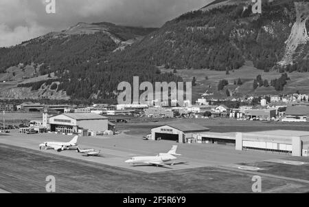 Schweiz: Flugzeuge, Private Jets und Hubschrauber an der höchsten Flughafen Europas ist in Samedan im Oberengadin Stockfoto