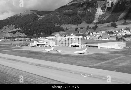 Schweiz: Airplaines und privatjets an der höchsten Flughafen Europas ist in Samedan im Oberengadin Stockfoto