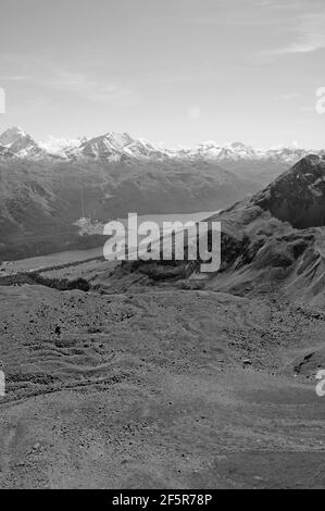 Panoramablick auf die Berge vom Gipfel des Piz Nair in der schweizer Alpen aufgrund des globalen Klimaes verändern sich die Permafrostböden Der schweizer alpen schmilzt und kaut Stockfoto