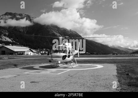 Ein Schweizer Hubschrauber Flughafen Samedan - der höchste Flughafen Europas in der oberen Engadin im Kanton Graubünden Stockfoto