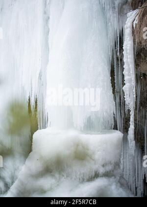 Gefrorener Wasserfall mit Schnee im Winter in Oesterreich -Frozen Wasserfall Mit Schnee im Winter in österreich Stockfoto