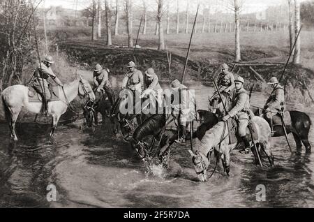 WWI - Französische Dragoner, die ihre Pferde in der Nähe der Front wässern. Sie galten als eine der besten Kavallerieeinheiten der Zeit. Dragoons waren ursprünglich eine Klasse von berittenen Infanterie, die sich von ihren Pferden abgesetzt haben, um zu Fuß zu kämpfen. Ab dem frühen 17th. Jahrhundert wurden Dragoner als konventionelle Kavallerie eingesetzt und für den Kampf mit Schwertern oder Speeren und Schusswaffen ausgebildet, während sie noch zu Pferd waren. Der Name Dragoon leitet sich von einer Art von Schusswaffe, genannt Drache, die eine Handfeuerwaffe Version eines Blunderbuss war.die moderne französische Armee behält drei Dragoon Regimenter der ursprünglichen 32 des Ersten Weltkriegs Stockfoto