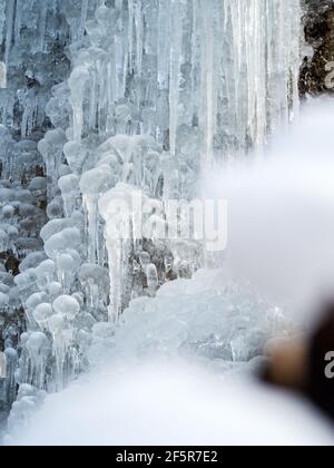 Gefrorener Wasserfall mit Schnee im Winter, gefrorener Wasserfall mit Schnee im Winter Stockfoto