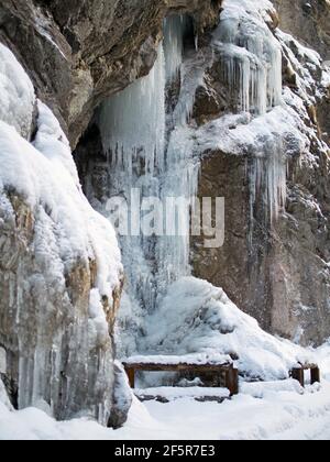 Gefrorener Wasserfall mit Schnee im Winter in Oesterreich - Frozen Wasserfall mit Schnee im Winter in österreich Stockfoto