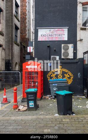 Exverzeichnis, ein besonderer Pub in Liverpool. Der Eingang ist durch eine traditionelle rote Telefonbox. Wie alle Pubs und Bistros ist es im April 2021 geschlossen Stockfoto