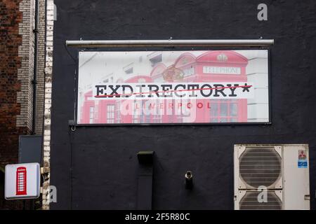 Exverzeichnis, ein besonderer Pub in Liverpool. Der Eingang ist durch eine traditionelle rote Telefonbox. Wie alle Pubs und Bistros ist es im April 2021 geschlossen Stockfoto