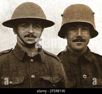 Ein WWI Zeitung Verbindung zwischen den britischen und deutschen Soldaten Helme. Weder wurden als so modisch wie die französische Version. Stockfoto