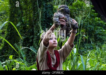 Godzilla vs. Kong ist ein amerikanischer Monsterfilm von 2021 unter der Regie von Adam Wingard. Als Fortsetzung von Godzilla: King of the Monsters (2019) und Kong: Skull Island (2017) ist es der vierte Film in Legendary's MonsterVerse. Dieses Foto ist nur für redaktionelle Zwecke bestimmt und unterliegt dem Urheberrecht des Filmunternehmens und/oder des Fotografen, der vom Film oder der Produktionsfirma beauftragt wurde, und darf nur von Publikationen im Zusammenhang mit der Bewerbung des oben genannten Films reproduziert werden. Eine obligatorische Gutschrift an das Filmunternehmen ist erforderlich. Der Fotograf sollte auch bei Bekanntwerden des Fotos gutgeschrieben werden. Stockfoto