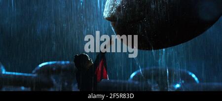 Godzilla vs. Kong ist ein amerikanischer Monsterfilm von 2021 unter der Regie von Adam Wingard. Als Fortsetzung von Godzilla: King of the Monsters (2019) und Kong: Skull Island (2017) ist es der vierte Film in Legendary's MonsterVerse. Dieses Foto ist nur für redaktionelle Zwecke bestimmt und unterliegt dem Urheberrecht des Filmunternehmens und/oder des Fotografen, der vom Film oder der Produktionsfirma beauftragt wurde, und darf nur von Publikationen im Zusammenhang mit der Bewerbung des oben genannten Films reproduziert werden. Eine obligatorische Gutschrift an das Filmunternehmen ist erforderlich. Der Fotograf sollte auch bei Bekanntwerden des Fotos gutgeschrieben werden. Stockfoto