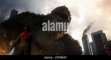 Godzilla vs. Kong ist ein amerikanischer Monsterfilm von 2021 unter der Regie von Adam Wingard. Als Fortsetzung von Godzilla: King of the Monsters (2019) und Kong: Skull Island (2017) ist es der vierte Film in Legendary's MonsterVerse. Dieses Foto ist nur für redaktionelle Zwecke bestimmt und unterliegt dem Urheberrecht des Filmunternehmens und/oder des Fotografen, der vom Film oder der Produktionsfirma beauftragt wurde, und darf nur von Publikationen im Zusammenhang mit der Bewerbung des oben genannten Films reproduziert werden. Eine obligatorische Gutschrift an das Filmunternehmen ist erforderlich. Der Fotograf sollte auch bei Bekanntwerden des Fotos gutgeschrieben werden. Stockfoto