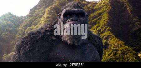 Godzilla vs. Kong ist ein amerikanischer Monsterfilm von 2021 unter der Regie von Adam Wingard. Als Fortsetzung von Godzilla: King of the Monsters (2019) und Kong: Skull Island (2017) ist es der vierte Film in Legendary's MonsterVerse. Dieses Foto ist nur für redaktionelle Zwecke bestimmt und unterliegt dem Urheberrecht des Filmunternehmens und/oder des Fotografen, der vom Film oder der Produktionsfirma beauftragt wurde, und darf nur von Publikationen im Zusammenhang mit der Bewerbung des oben genannten Films reproduziert werden. Eine obligatorische Gutschrift an das Filmunternehmen ist erforderlich. Der Fotograf sollte auch bei Bekanntwerden des Fotos gutgeschrieben werden. Stockfoto