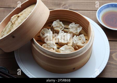 Shumai shaomai Chinesischer gedünsteter Fleischknödel auf Holztisch Stockfoto