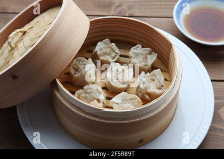 Shumai shaomai Chinesischer gedünsteter Fleischknödel auf Holztisch Stockfoto