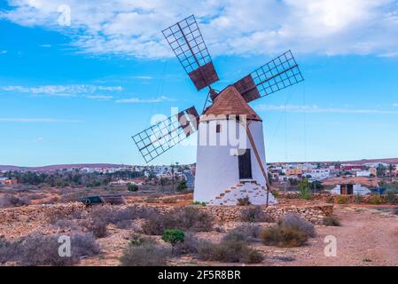 Windmühle auf Fuerteventura, Kanarische Inseln, Spanien. Stockfoto