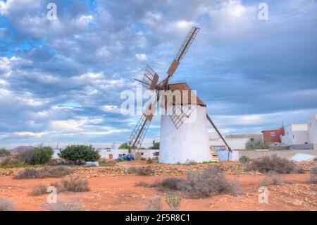 Windmühle auf Fuerteventura, Kanarische Inseln, Spanien. Stockfoto