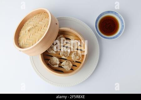 Shumai shaomai Chinese gedünstetes Fleisch Knödel auf weißem Hintergrund Stockfoto