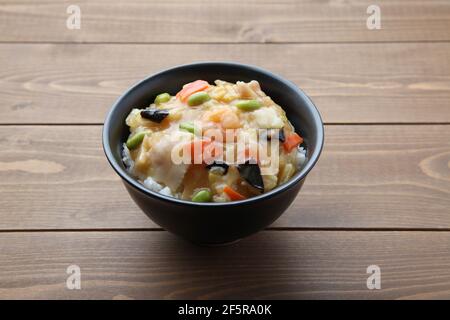 Reis Schüssel chinesischen Stil Gemüse Fleisch Meeresfrüchte mit Essstäbchen isoliert Auf dem Tisch Stockfoto