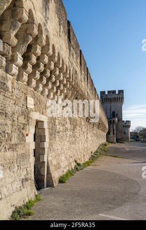 Ein Blick auf die historische Stadtmauer in der Altstadt Stadt Avignon Stockfoto