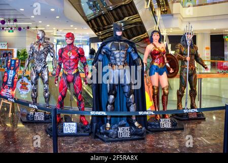 Peking, China - 10. November 2017: Statuen von Charakteren, Cyborg, der Blitz, Batman, Wonder Woman und Acquaman in Justice League Film auf dem Display in Stockfoto