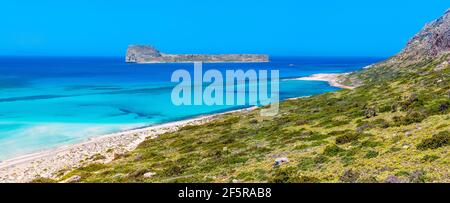 Schöne Sommer Panorama-Landschaft Balos Bucht und Lagune mit kristallklarem türkisfarbenem Wasser, Gramvousa, Kreta, Griechenland Stockfoto