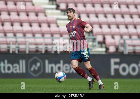 Wigan, Großbritannien. März 2021, 27th. Stephen ward #3 von Ipswich Town mit dem Ball in Wigan, UK am 3/27/2021. (Foto von Simon Whitehead/News Images/Sipa USA) Quelle: SIPA USA/Alamy Live News Stockfoto